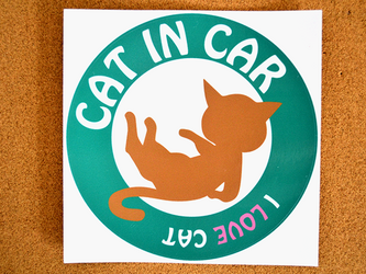猫のステッカー「cat in car」ブラウン＆グリーンの画像