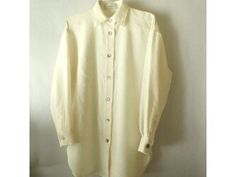 手織り木綿使用・着丈８１ｃｍと長いシャツ・茶蝶貝の画像