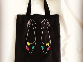 ボタンお花の靴バッグの画像