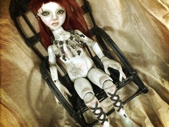 編み上げ足の球体関節少女・籐椅子付きの画像