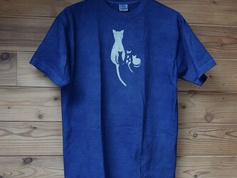 4匹の親子猫の藍染Tシャツの画像