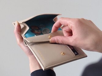 小銭が取り出しやすい！軽くてコンパクトな財布 - Short Wallet - ベージュ - ：カレン クオイルの画像