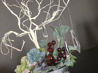 サンキャッチャーとスモーキーカラーのインテリア【造花】観葉植物の画像