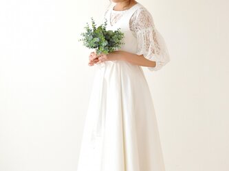 ホワイトデニムとレースのウェディングドレスの画像