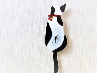 黒ぶち猫の振り子時計　赤いリボン　送料無料の画像