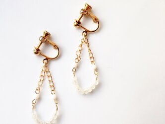 -SOLD OUT- 天然石のピアス（ムーンストーンと白サンゴ）の画像