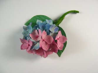 手染め布花 青いと赤いアジサイ(紫陽花)のコサージュの画像