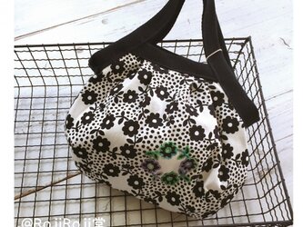 ミニ・グラニーバック/黒　北欧風　小花柄/刺繍入りの画像