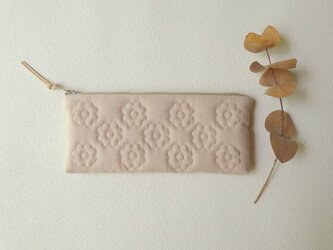 花キルトのスリムポーチ（ピンクベージュ）の画像