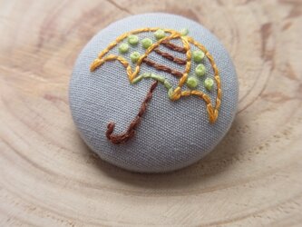 カサの刺繍ブローチの画像