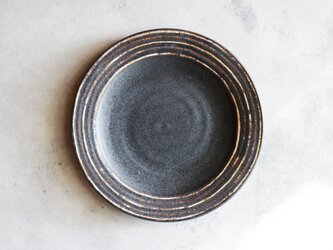 伊豆土リムストライプの九寸皿（黒釉）の画像