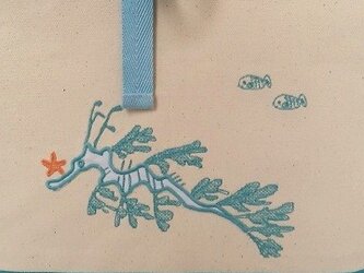 刺繍入り帆布バッグ leafy sea dragon生成り/ターコイズの画像