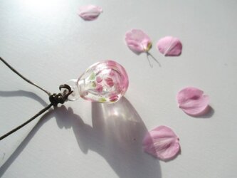 桜 ... 雫のアロマペンダントの画像