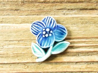 陶器で出来たお花のブローチ(青）の画像