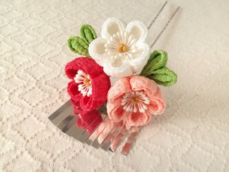 〈つまみ細工〉銀ビラ付き梅三輪のかんざし(白とサンゴとサーモンピンク)の画像