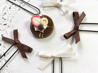 チョコレートケーキとリボンのヘアピンの画像