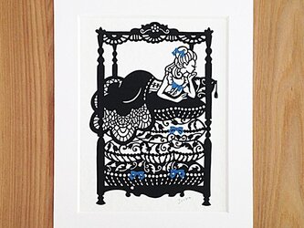 童話切り絵「エンドウ豆の上に寝たお姫さま」の画像
