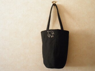 ほそながいトートバッグ　ブラックに鳥さんの刺繍の画像