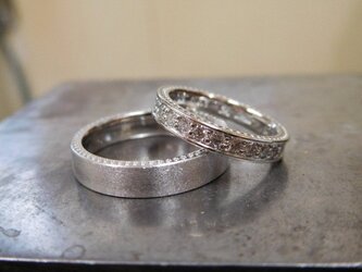 結婚指輪 手作り（鍛造＆彫金）プラチナ製　女性はミル＆フルエタニティリング ・ 男性はミル＆平打ちマット加工の画像