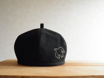 鳥さんの刺繍、ベレー帽　黒のコットンリネンの画像