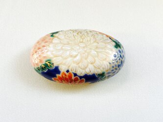 紺地 菊花 帯留めの画像