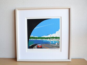 版画作品　湘南イラスト「トンネルを抜けて」　（鎌倉の海岸線とミニクーパーのイラスト）の画像