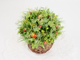 　小さな花と赤いリンゴのバスケットの画像