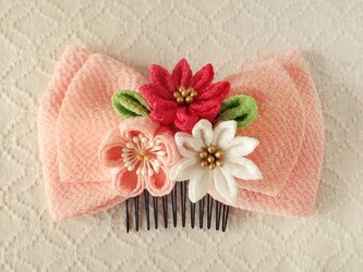 〈つまみ細工〉ちりめんリボンと梅と小菊のコーム(サーモンピンク)の画像