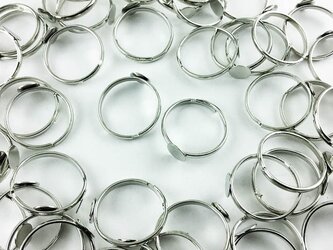 送料無料　リング パーツ　指輪　6mm台座付き　シルバー　銀色　50個　サイズフリー　ハンドメイド 等に　AP0357の画像