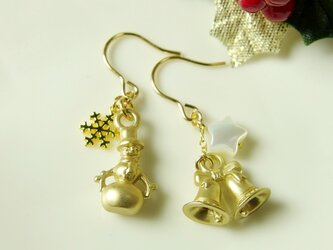 *P05*高品質ホワイトシェルAAA☆クリスマスピアスの画像