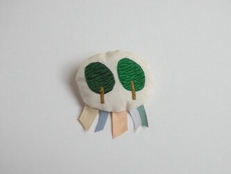 2本の木のブローチの画像