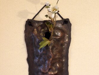 壁掛け銅製花器（一輪挿し）の画像