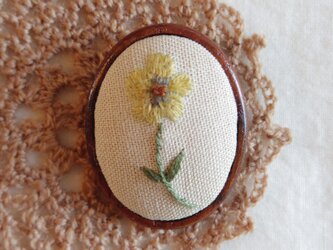 刺しゅうブローチ　ボタニカル刺繍　バターカップ　ｂ－６の画像
