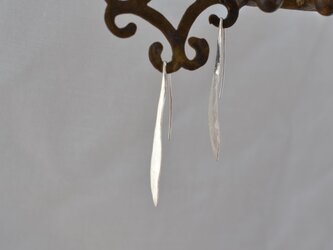 細長い葉の形　ピアス　101の画像