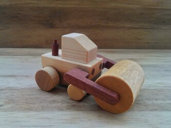 木のおもちゃ　ロードローラー車の画像