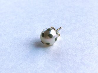 パール＋漆ドットの片耳ピアス カーキ silverの画像