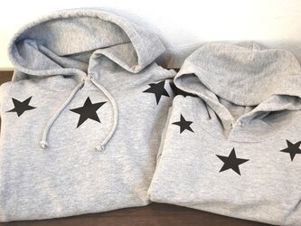 ２枚セットです！親子＆兄弟＆姉妹＆お友達と＊お揃いコーデ★星プリントパーカー★イニシャルの画像
