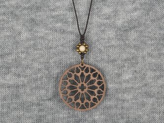 ホワイトカテドラルのネックレス　クルミの木のウッドアクセサリーの画像