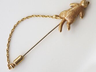 仰向けに寝るぽっちゃり猫のピンブローチ