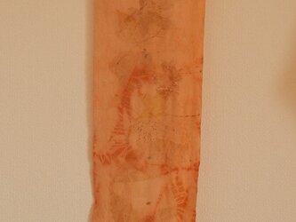 茜先染のちりめん絹地にボタニカルプリントしたスカーフの画像