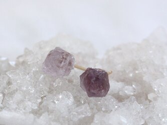 【SALE】Purple Spinel rough rock pierced earrings スピネルの原石ピアスＫ18の画像