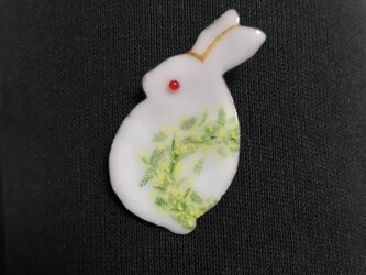 七宝 ウサギ ミモザブローチの画像