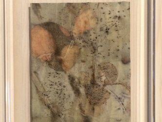 ユーカリとバラの葉をボタニカルプリントした絹地のフレーム　（１５x２０）の画像