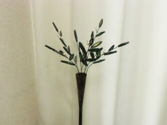 ステンドグラスの植物のオブジェの画像