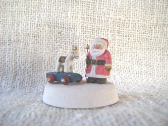 サンタと木馬 木彫りの画像