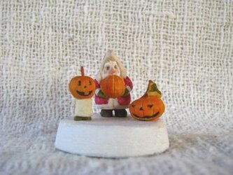 サンタとハロウィン 木彫りの画像