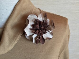 縁取りの薔薇マロン色の画像