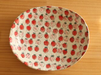 　粉引き赤とピンクのいちごのオーバル皿。の画像