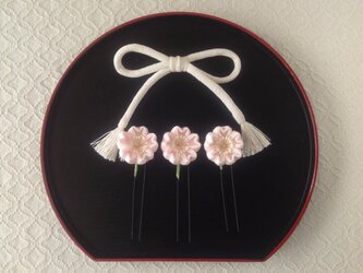 〈つまみ細工〉ちりめん紐と桜のUピン3本セット(淡桜)の画像