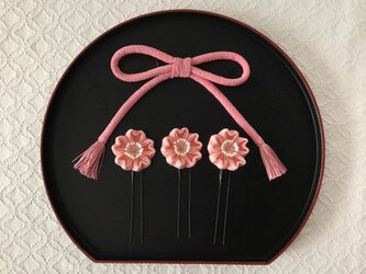 〈つまみ細工〉ちりめん紐と桜のUピン3本セット(サーモンピンク)の画像